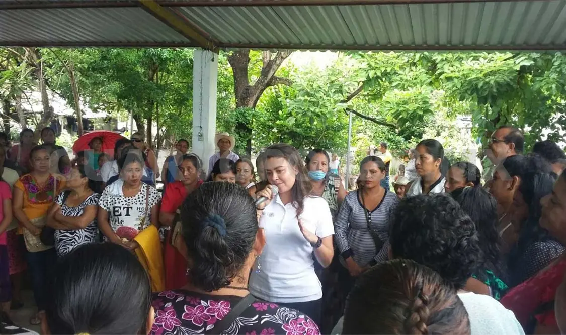Entrega Sasil de León apoyos en la zona Costa