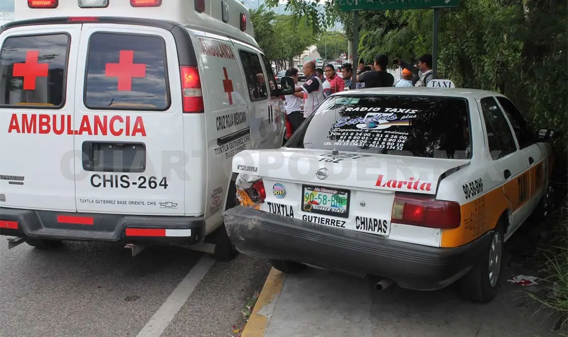 Veloz conductor impacta por alcance a ruletero