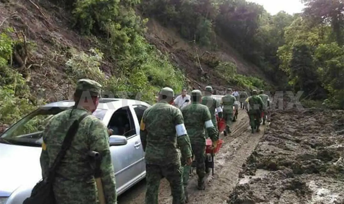 Lluvias provocan derrumbe en cerros