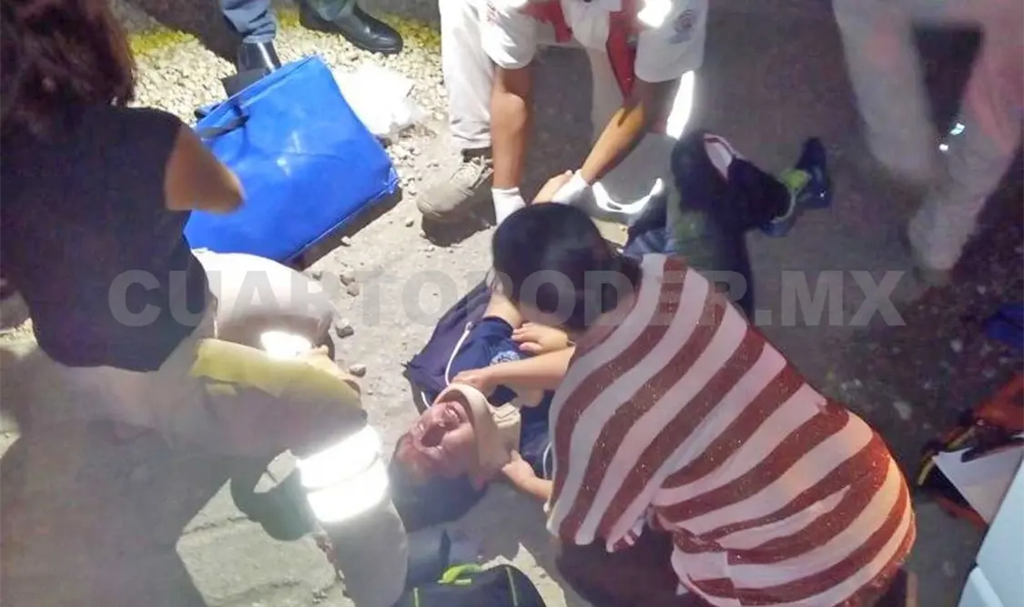 Estudiante cae de microbús y es arrastrado