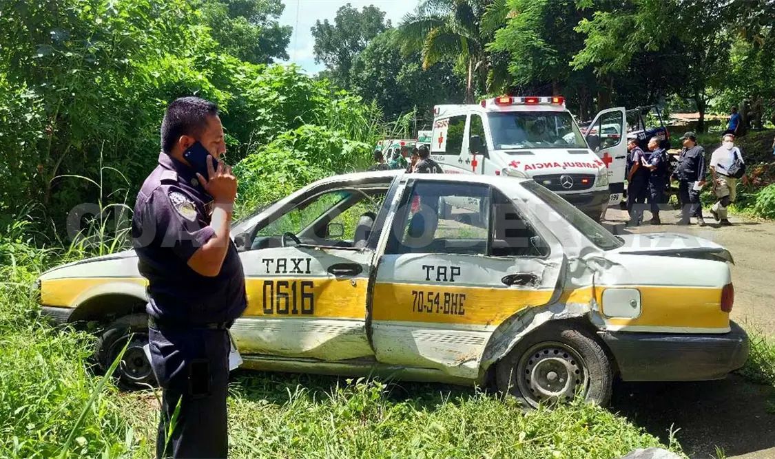Salida de camioneta deja tres lesionados