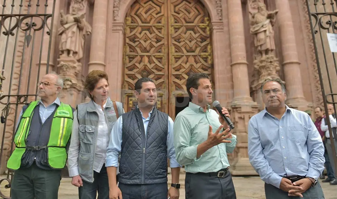El mandatario se reunió con pobladores de Taxco, frente a la parroquia de Santa Prisca, la cual resultó dañada tras los recientes sismos. Presidencia