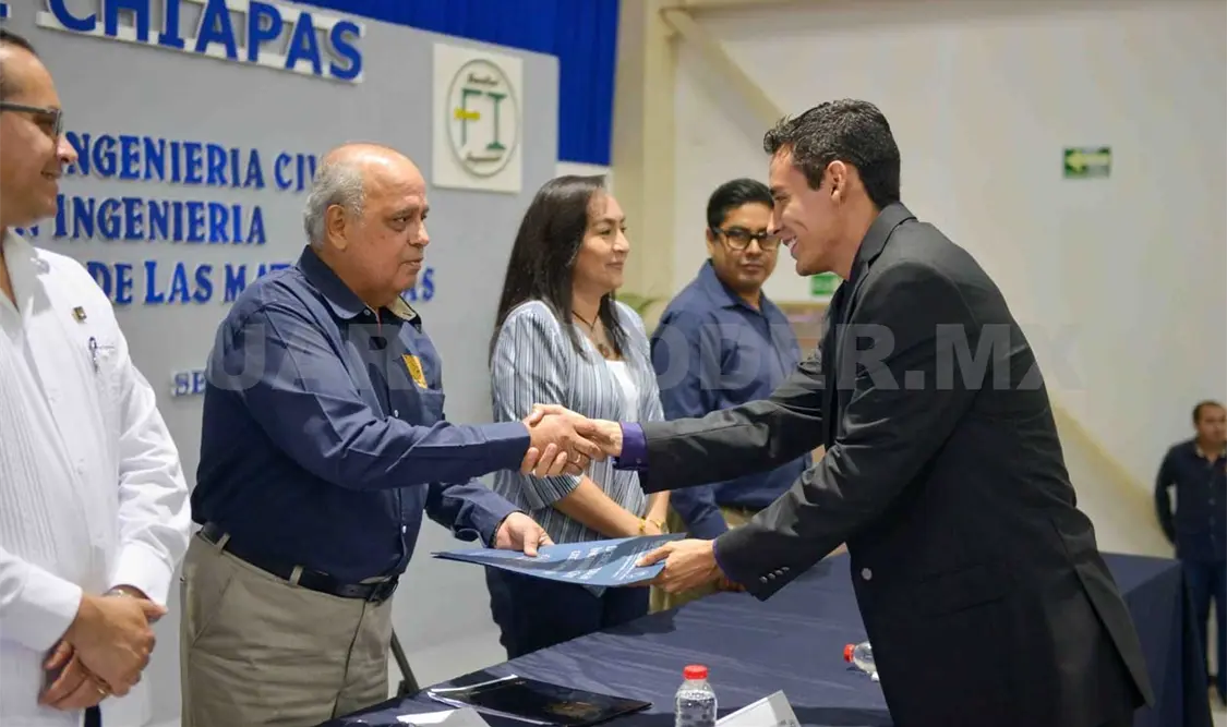 La entrega de documentos fue encabezada por el rector Carlos Eugenio Ruiz Hernández. CP