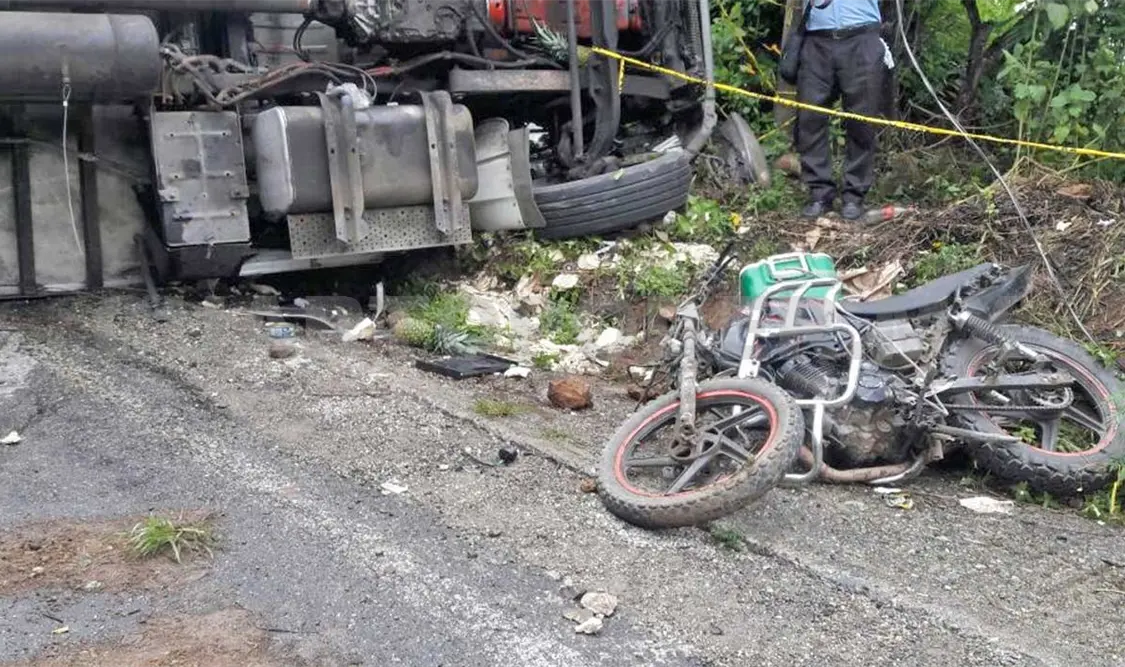Luego de varias horas de maniobras para levantar la unidad volcada, la carretera quedó libre para la circulación. Flor Cordero / CP