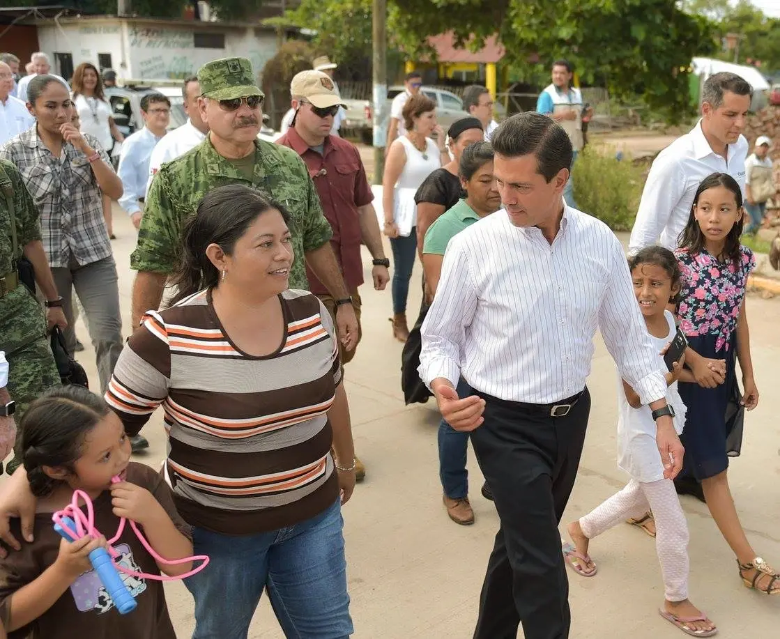 Peña Nieto Supervisa reconstrucción en comunidad afectada en Oaxaca