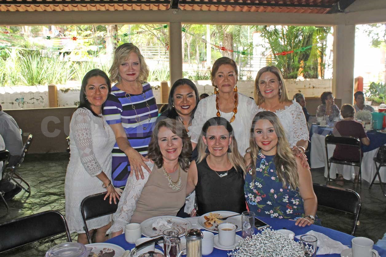Laura hizo su primera comunión