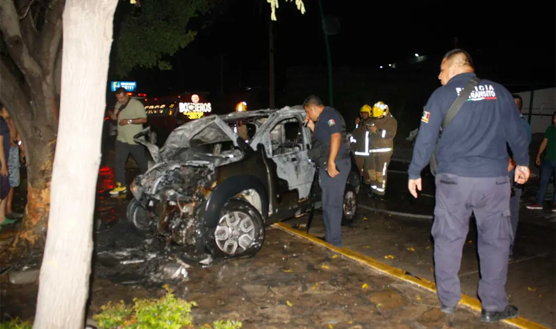 Auto choca y se incendia