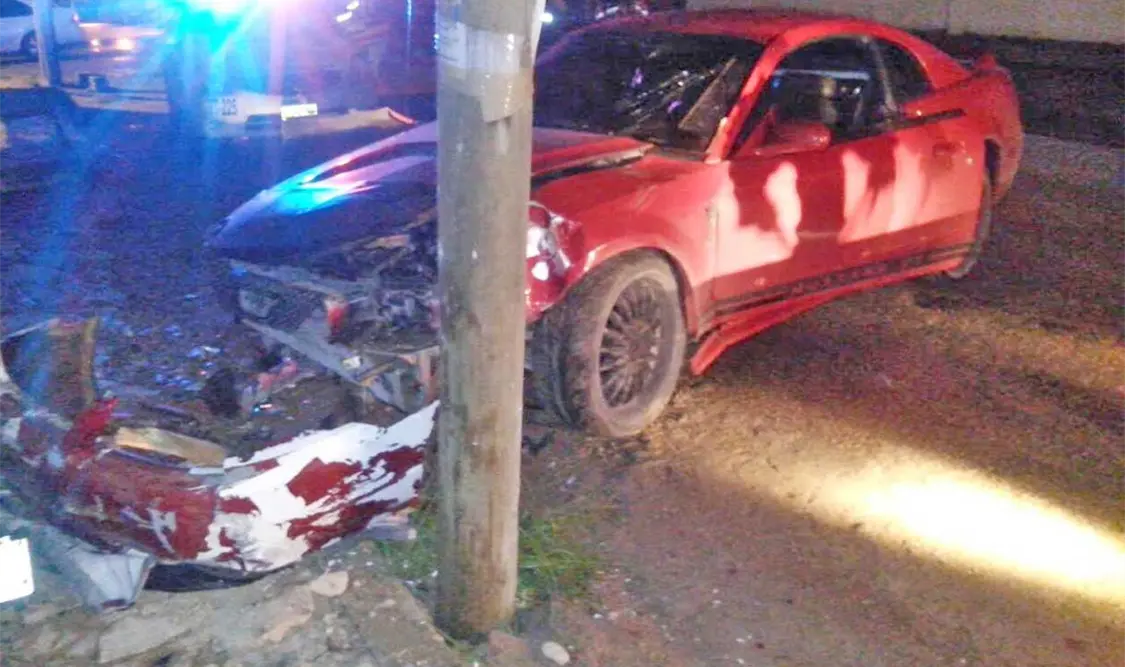 Mustang destrozado al impactar en poste