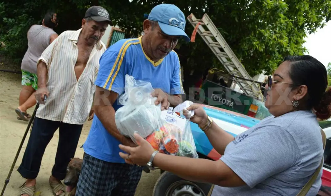 Entrega Unach donaciones a damnificados