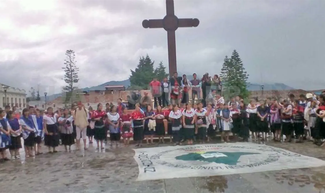 Estudiantes celebran aniversario de Normal Intercultural