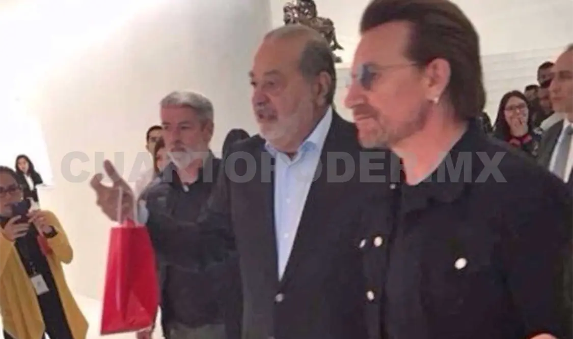 Recorre Bono el Museo Soumaya con Carlos Slim