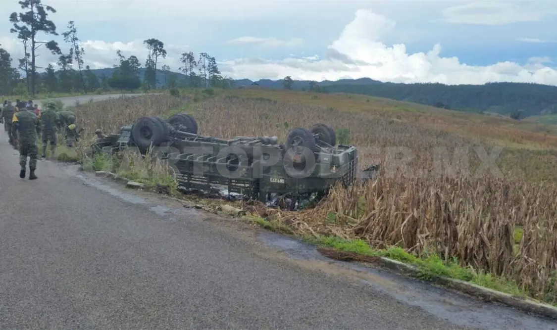 4 militares lesionados al caer su unidad a barranco