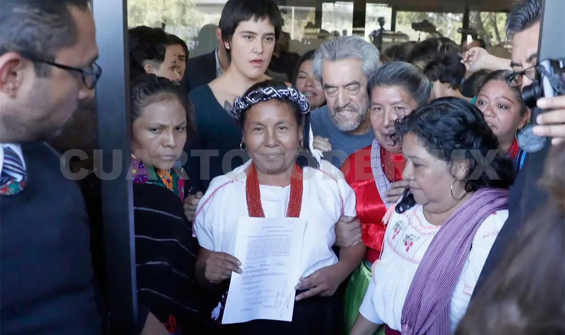La zapatista llegó acompañada de un numeroso grupo de simpatizantes. El Universal