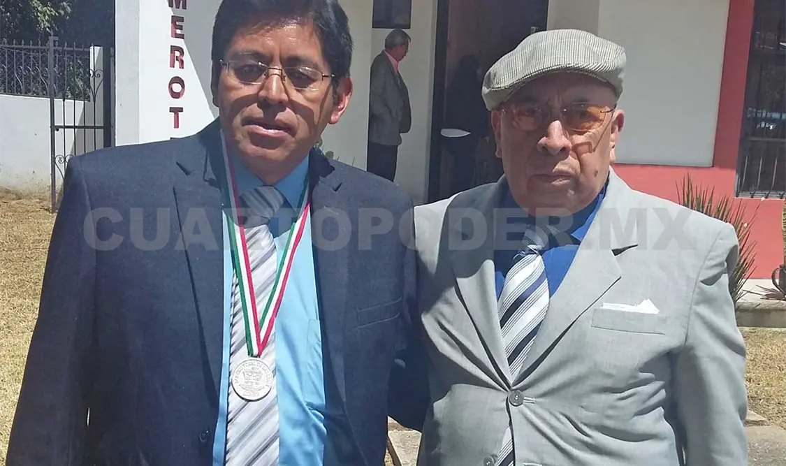 El reportero Manuel Martínez López recibió el premio de manos del periodista Manuel Burguete Estrada. Elio Henríquez / CP