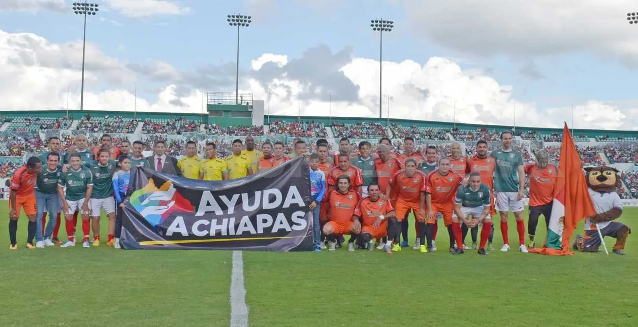 Muchos goles y emociones en el partido amistoso entre exseleccionados y exfelinos. Guillermo Ramos / CP