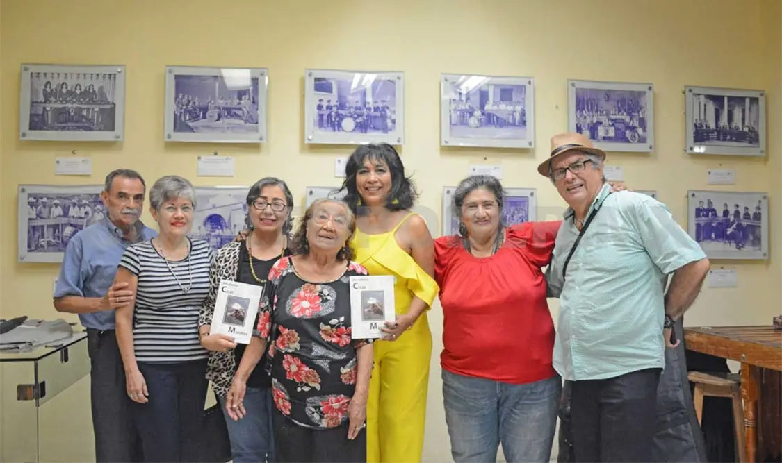La foto del recuerdo de la presentación del libro. Darwin Mendoza