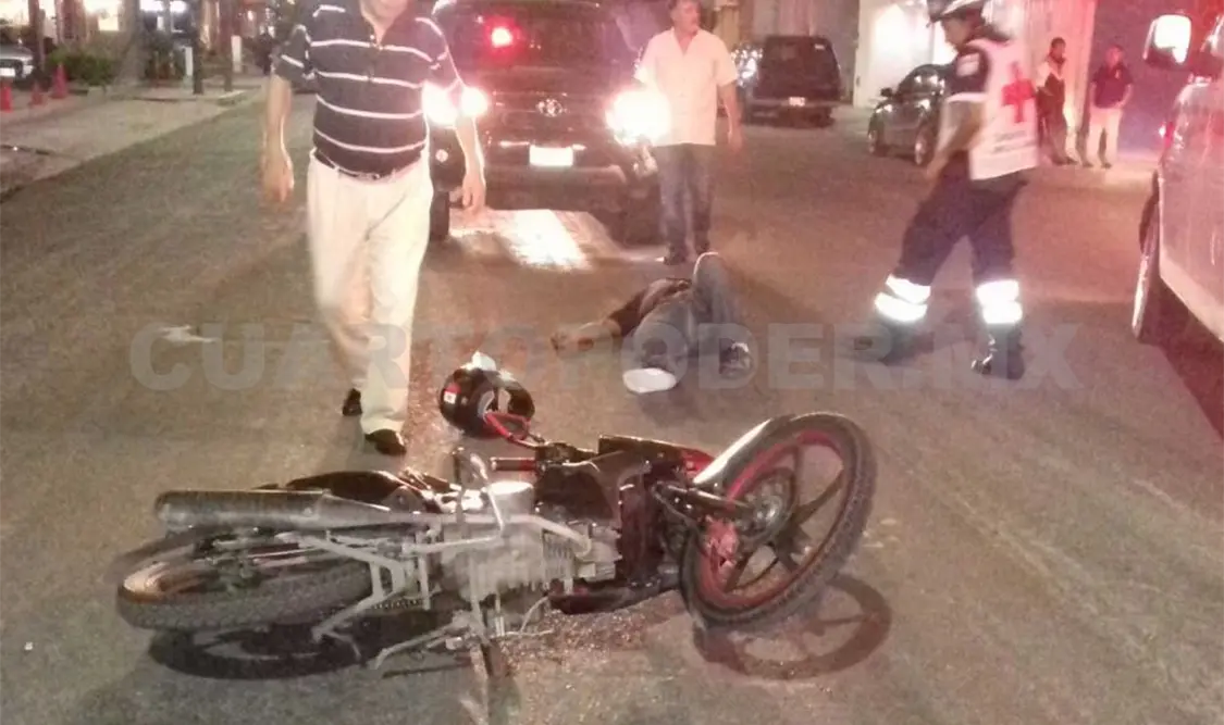 La víctima terminó sobre la cinta asfáltica debido al impacto del vehículo. El motociclista fue trasladado a un hospital para que recibiera atención especializada. Edberg Mayorga / CP.