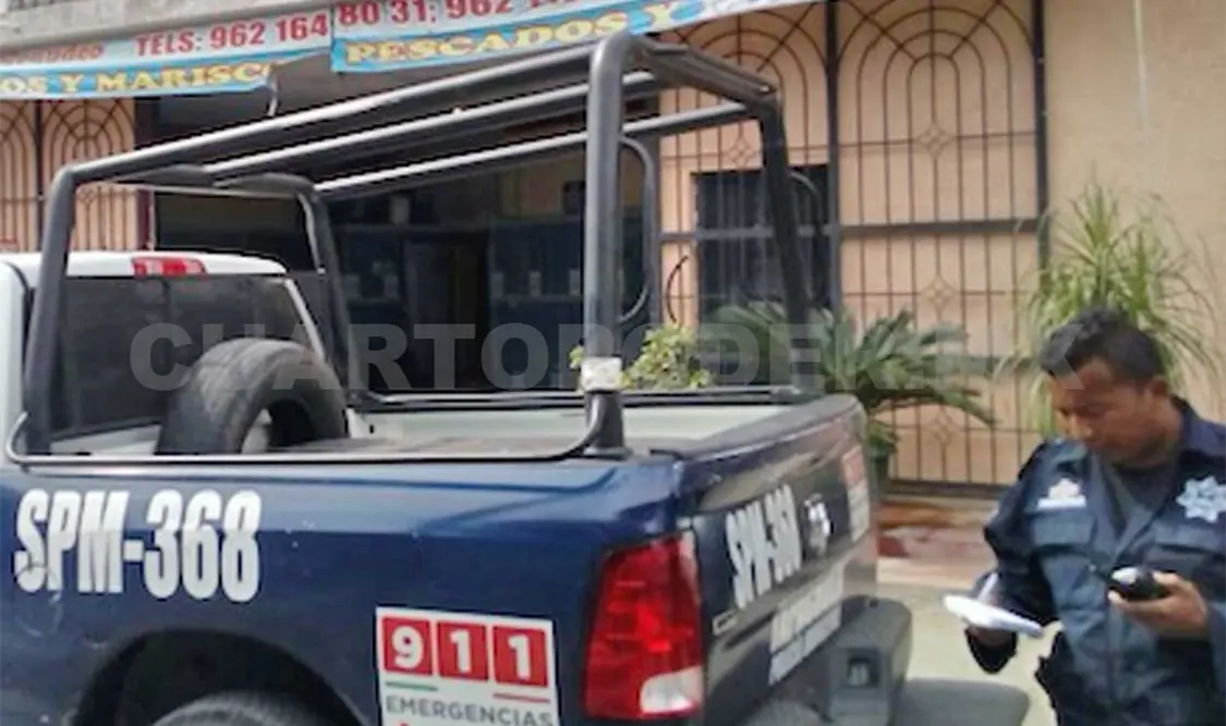 Elementos de diferentes corporaciones policiacas se presentaron al negocio de pescados y mariscos a prestar el auxilio. CP