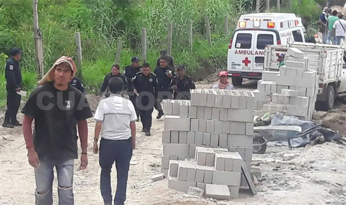 Paramédicos de la Cruz Roja Mexicana se presentaron al inmueble para realizar la valoración del albañil. Rafael Cabrera / CP