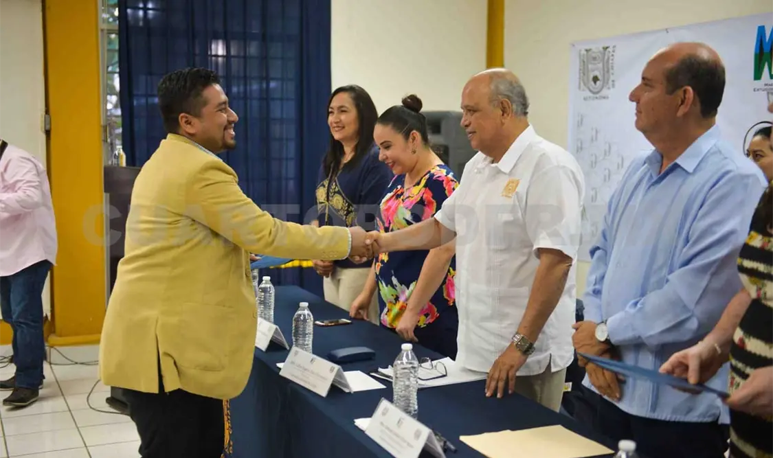Celebran graduación de generación de egresados