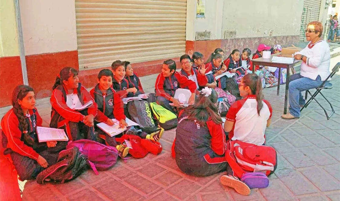 Alumnos de escuela primaria reanudan clases en la calle