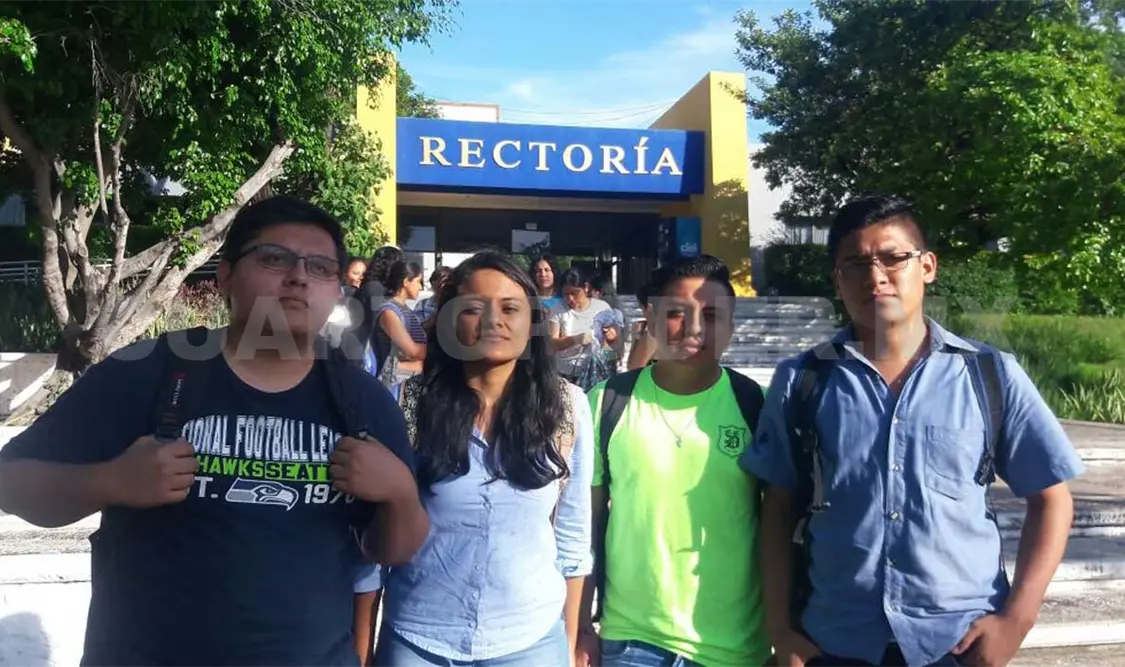 Universitarios se inconforman con docente