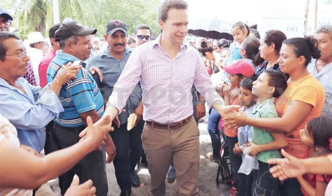 Entrega Velasco apoyos mano a mano a pescadores