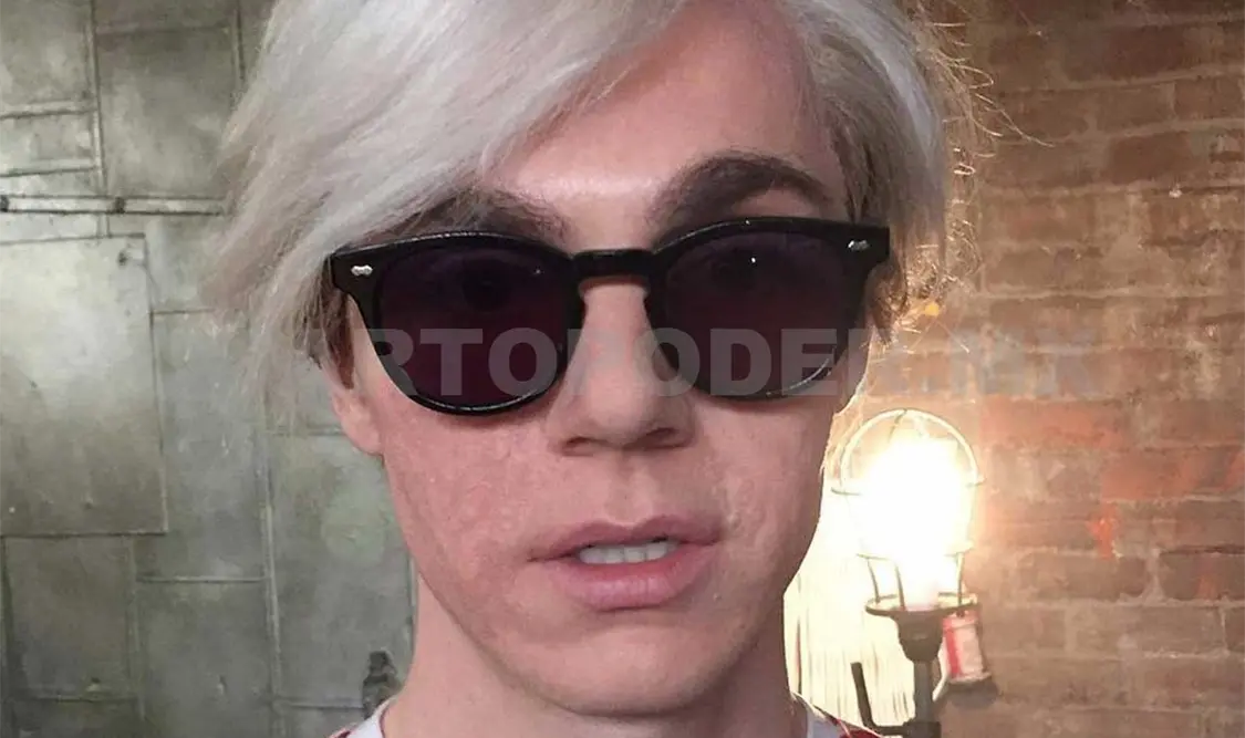 Evan Peters como Warhol en American Horror Story