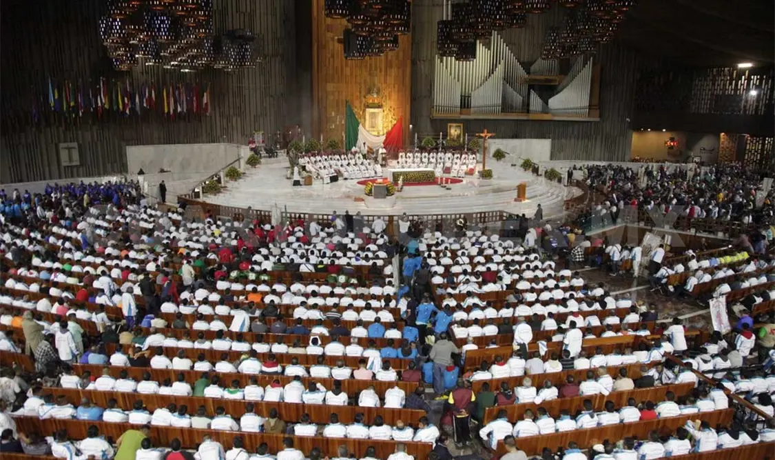 Peregrinos oran ante Virgen de Guadalupe