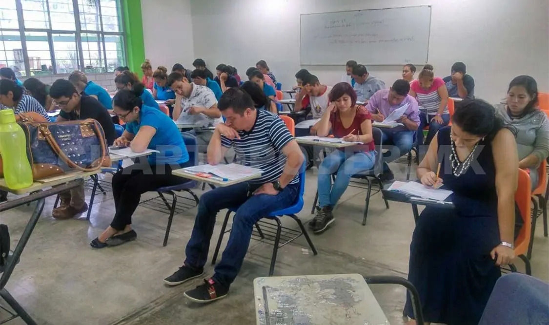 Aplica examen del Ceneval para acreditación
