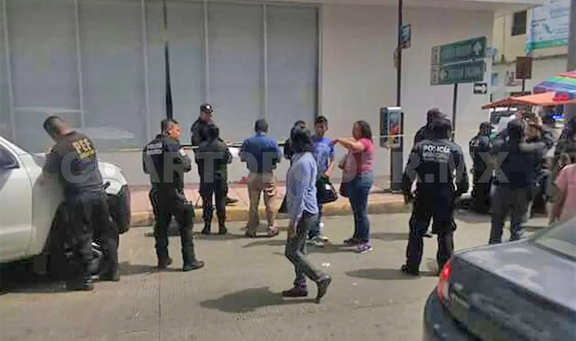 Atacan a balazos a hombre al abandonar un banco