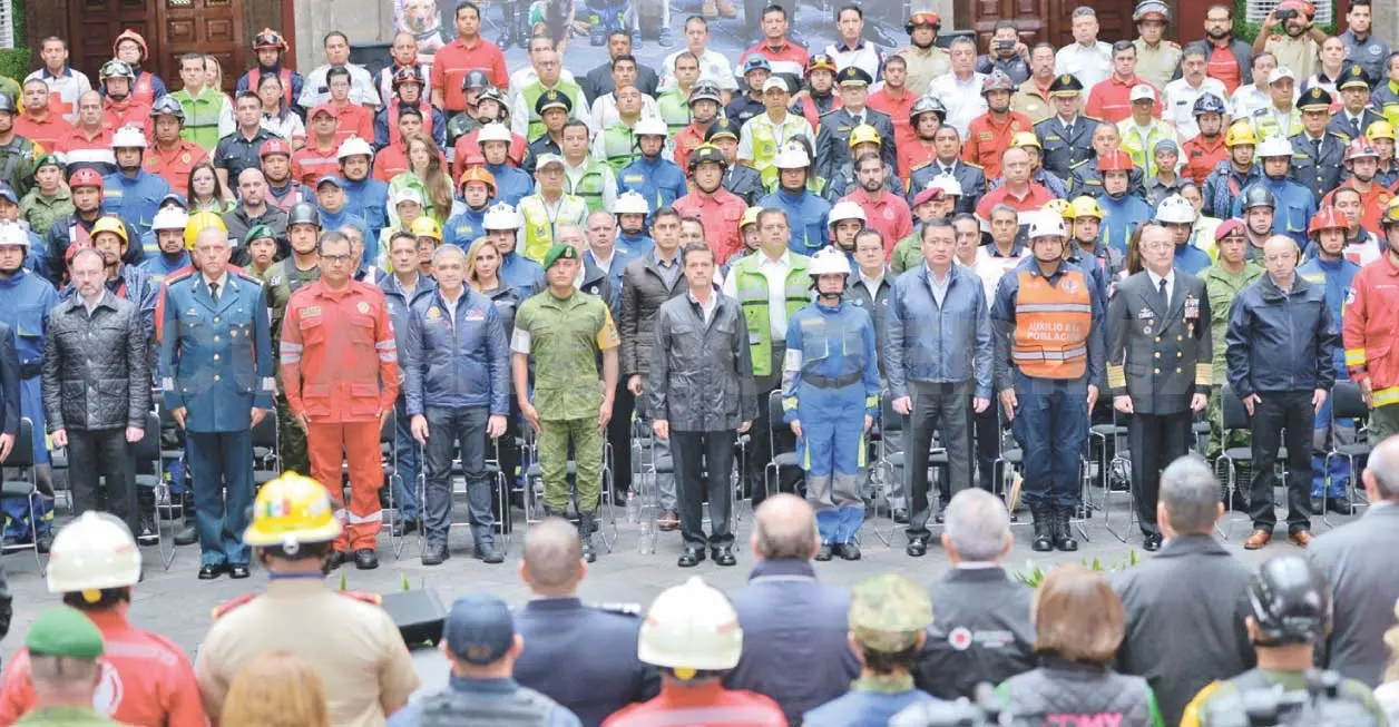 Entrega reconocimientos EPN a rescatistas