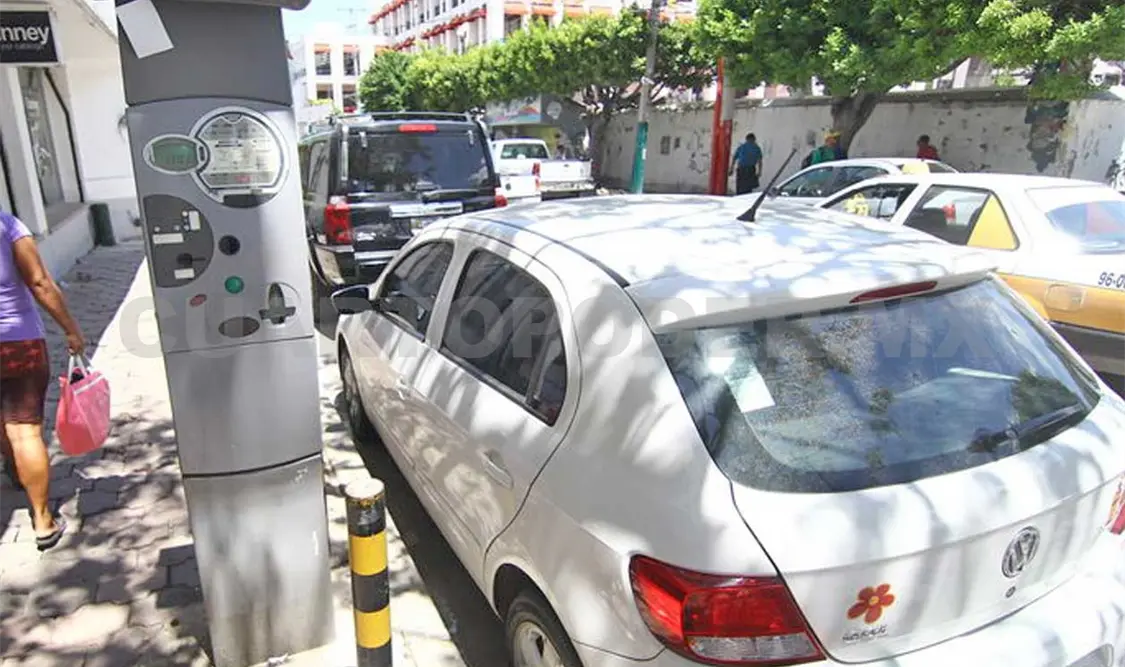 Exigen a Tránsito Municipal aplicar las multas correspondientes por estacionarse en lugares prohibidos. Cortesía