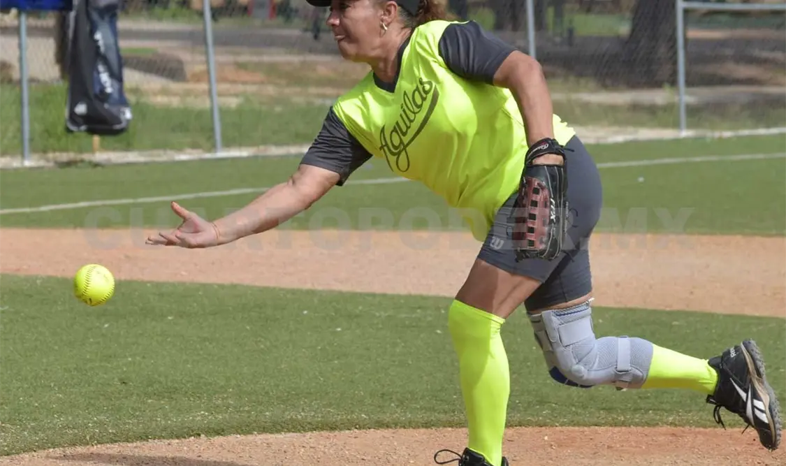 A las 10 de la mañana Clinimed y Queens pisarán el campo infantil para enfrentar el segundo duelo de “playoffs” femenil. Guillermo Ramos/CP