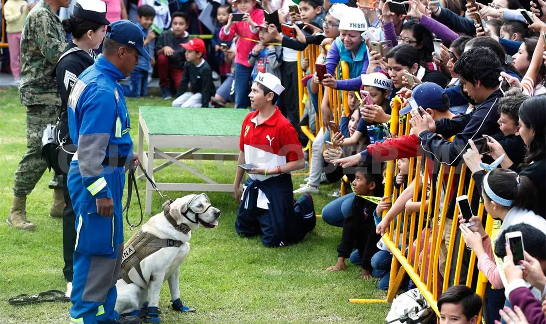 ‘Frida’ asiste a celebración Un Día con la Marina