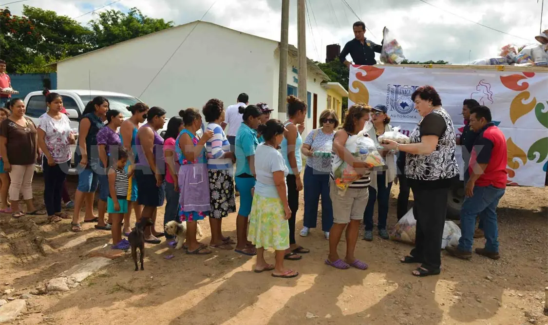Entrega Voluntariado de la Unach apoyos a damnificados