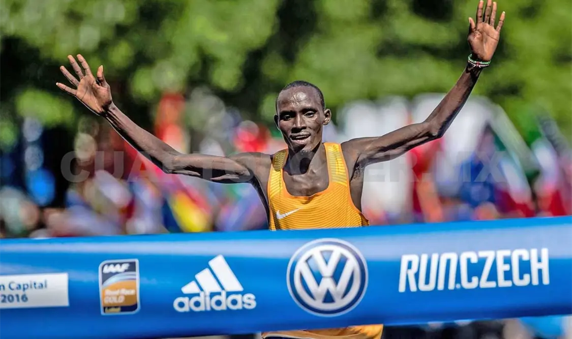 Cherono rompe récord de Maratón de Amsterdam