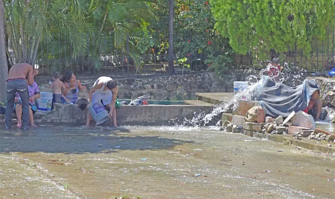 Una vertiente de agua “refresca” la capital