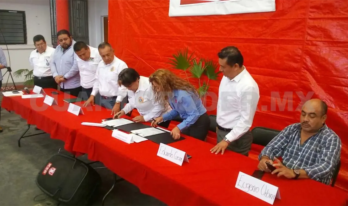 Firman convenio de viviendas en favor de trabajadores