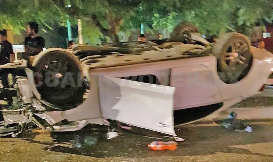 Jetta volcó tras chocar contra camión de valores