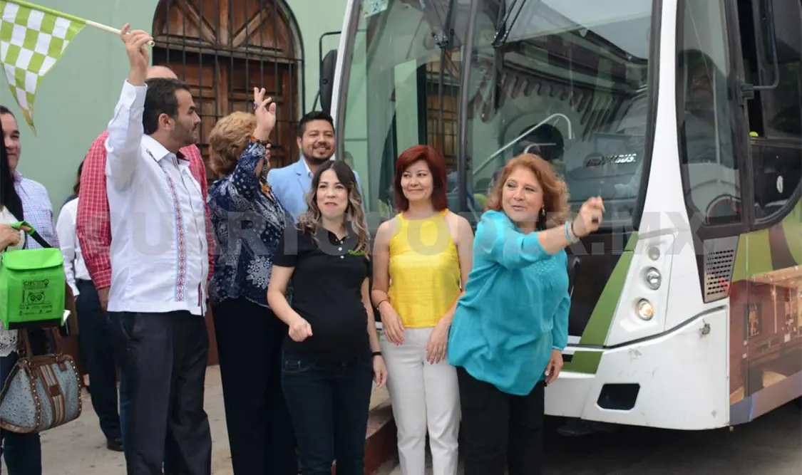La salida del transporte con los alumnos a bordo. Darwin Mendoza