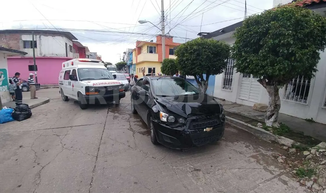 Veloz conductor impacta camioneta