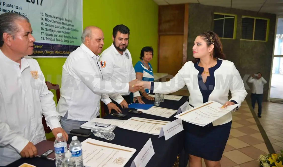 Destacan que más graduados egresan con el título en mano