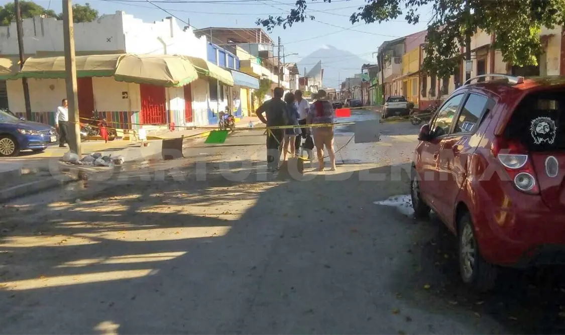 Colonos protestan por fugas de agua en calle nueva