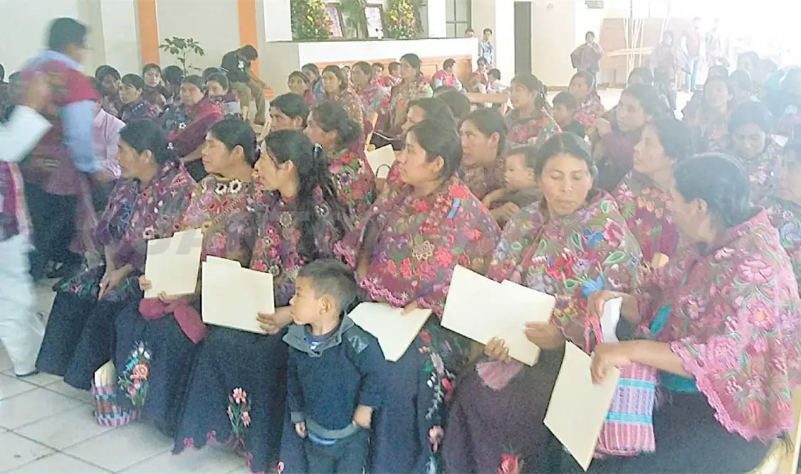Entregan constancias de Educación Primaria