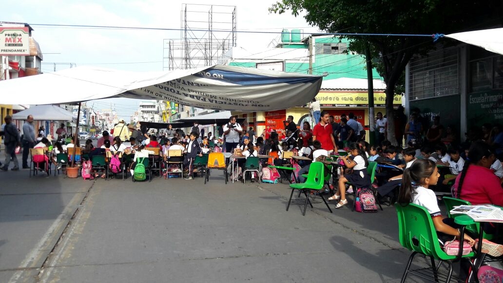 Alumnos reciAhora fue la escuela Juan Benavides, en Tuxtla Gutiérrez