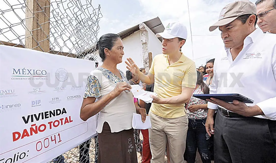 Entrega Velasco tarjetas para reconstruir viviendas