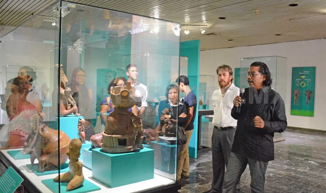 Daniel Ruiz hizo una presentación en la que abundó en la temática de la exposición.