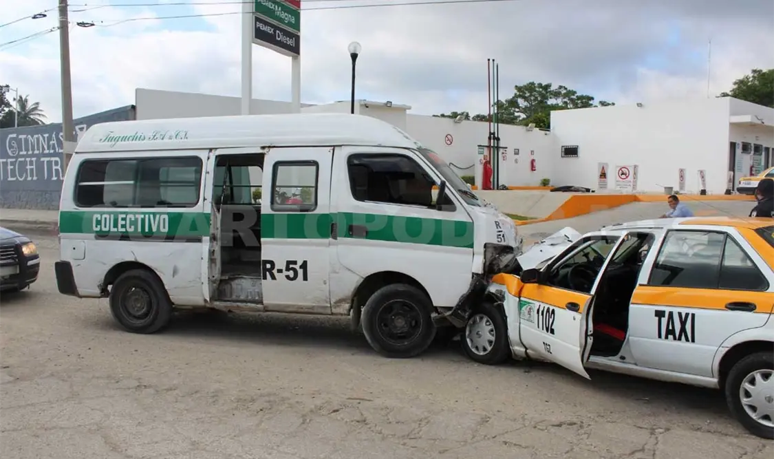 Encontronazo entre taxi y colectivo en Terán