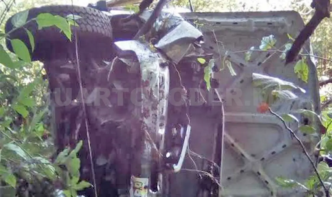 Un lesionado tras volcar un camión de Damigas
